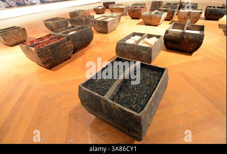 21. Januar 2013 - Oakland, CA, USA - Teil des Kunstwerkes von Hung Liu, aus Oakland, einem chinesisch-amerikanischen Künstler und Professor für Kunst am Mills College, mit dem Titel „Great Granary“, wird am 21. Januar 2013 am Mills College in Oakland, Kalifornien, ausgestellt. Das Kunstwerk zeigt antike Dou, traditionelle chinesische Lebensmittelbehälter, die auf einer Karte von China angeordnet sind und die 34 Provinzen des Landes repräsentieren. (Kreditbild: © Doug Duran/MCT/ZUMAPRESS.com) Stockfoto