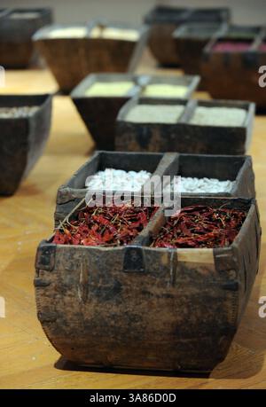 21. Januar 2013 - Oakland, CA, USA - Teil des Kunstwerkes von Hung Liu, aus Oakland, einem chinesisch-amerikanischen Künstler und Professor für Kunst am Mills College, mit dem Titel „Great Granary“, wird am 21. Januar 2013 am Mills College in Oakland, Kalifornien, ausgestellt. Das Kunstwerk zeigt antike Dou, traditionelle chinesische Lebensmittelbehälter, die auf einer Karte von China angeordnet sind und die 34 Provinzen des Landes repräsentieren. (Kreditbild: © Doug Duran/MCT/ZUMAPRESS.com) Stockfoto