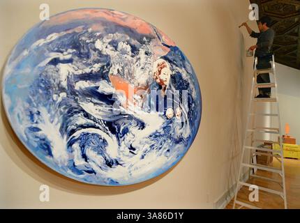 21. Januar 2013 - Oakland, CA, USA - Sean Howe aus San Francisco, macht neben dem Kunstwerk von Hung Liu, aus Oakland, einem chinesisch-amerikanischen Künstler und Professor für Kunst am Mills College, am 21. Januar 2013 eine letzte Nachbesserung. (Kreditbild: © Doug Duran/MCT/ZUMAPRESS.com) Stockfoto