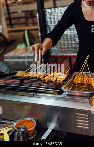 Mala ist gegrilltes Fleisch (Rindfleisch, Schweinefleisch, Hühner oder Pilze) mit Chili-Sauce und chinesischem scharfem Gewürzkraut (Sichuan-Pfeffer) zum Verkauf im Thai Street Food mar Stockfoto