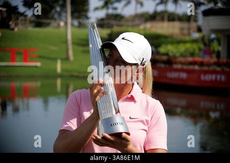 20. April 2013 – Kapolei, HI, USA – 20. April 2013: Suzann Petterson küsst die Trophäe, nachdem er 2013 die Lotte Championship gewonnen hatte, die J Golf im Ko Olina Golf Club präsentiert hatte. (Bild: © Michael Sullivan/Cal Sport Media/ZUMAPRESS.com) Stockfoto