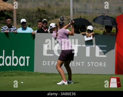 20. April 2013 – Kapolei, HI, USA – 20. April 2013: Beatriz Recari schlägt während der letzten Runde der Lotte Championship 2013 ab, die von J Golf im Ko Olina Golf Club präsentiert wurde. (Bild: © Michael Sullivan/Cal Sport Media/ZUMAPRESS.com) Stockfoto