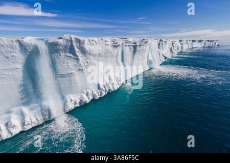 Süßwasserschmelze bildet Wasserfälle in Austfonna, einer Eiskappe am Nordaustlandet im Svalbard-Archipel in Norwegen Stockfoto