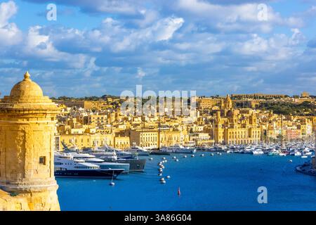 Blick auf Birgu und Fort St. Angelo von den Upper Barrakka Gardens, Valletta, Malta Stockfoto