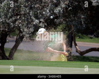 21. April 2013 – Kapolei, HI, USA – 20. April 2013 – Kapolei, HI, USA – 20. April 2013: So schlägt Yeon Ryu bei der Finalrunde der Lotte Championship 2013, die J Golf im Ko Olina Golf Club präsentierte, aus dem Sand. (Kreditbild: © Michael Sullivan/Cal Sport Media/ZUMAPRESS.com) Stockfoto
