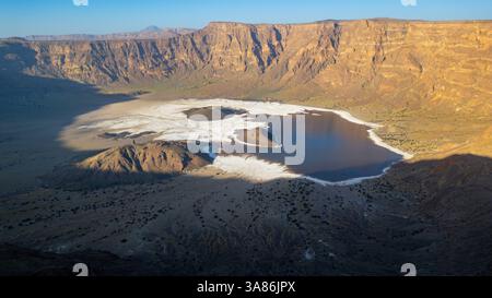 Aus der Luft des Vulkankraters Trou du Natron und seiner Natronseen, Tibesti Mountains, Tschad Stockfoto