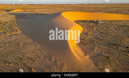Aus der Vogelperspektive einer wunderschönen Sanddüne im Tibesti-Gebirge im Tschad Stockfoto