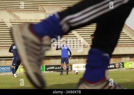 8. März 2013 - Kairo, EGY - Spieler des Al Ahly Fußballvereins in Kairo, Ägypten, trainieren am Freitag, 8. März 2013 in einem leeren Stadion. Nachdem im vergangenen Jahr 74 Fans bei einem Aufstand zwischen ägyptischen Fußballvereinen getötet wurden, spielen die Teams auch in leeren Stadien, da Fans nicht erlaubt sind. (Kreditbild: © Amina Ismail/MCT/ZUMAPRESS.com) Stockfoto