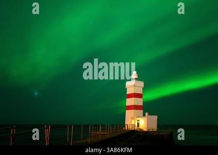 Aurora Borealis (Nordlichter) über dem alten Leuchtturm Gardur, Gardur, Island Stockfoto