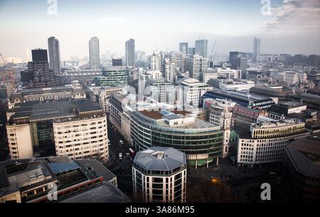 Blick von der Dachterrasse über London an einem nebeligen Tag von St. Paul's Cathedral, London, England, Großbritannien Stockfoto