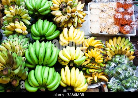 Blick von oben auf das Boot voller frischer Früchte zum Verkauf, schwimmender Markt, Bangkok, Thailand Stockfoto