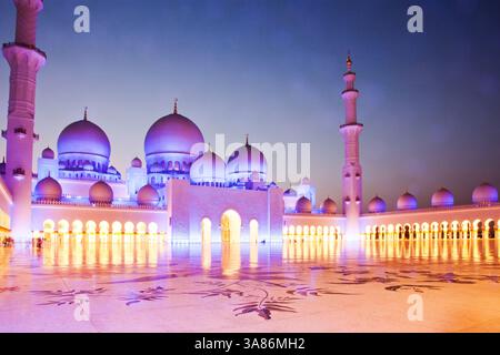 Sheikh Zayed Grand Moschee in der Abenddämmerung, Abu Dhabi, Vereinigte Arabische Emirate Stockfoto