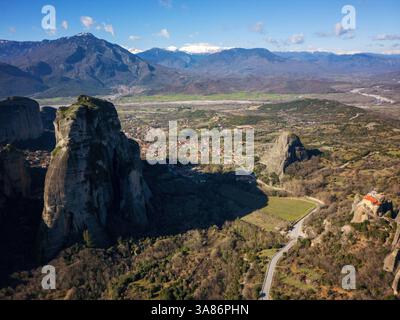 Drohnenansicht von Meteora und dem alten heiligen Kloster St. Nikolaus Anapafsas, UNESCO, Kalabaka, Griechenland Stockfoto