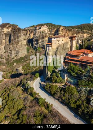 Drohnenansicht von Meteora mit dem alten heiligen Kloster Varlaam, UNESCO, Kalabaka, Griechenland Stockfoto