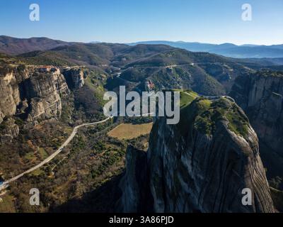Drohnenansicht von Meteora mit dem alten heiligen Kloster Varlaam und dem Großen Meteoron, UNESCO, Kalabaka, Griechenland Stockfoto