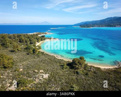 Diaporos Insel mit wilden Stränden und türkisfarbenem Wasser, Drohnenblick aus der Vogelperspektive, Chalkidiki, Griechenland Stockfoto