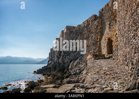 Monemvasia Insel historisches Stadtschloss in der Nähe des türkisfarbenen Meeres, Monemvasia, Laconia, Griechenland Stockfoto