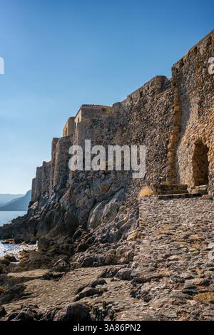 Monemvasia Insel historisches Stadtschloss in der Nähe des türkisfarbenen Meeres, Monemvasia, Laconia, Griechenland Stockfoto