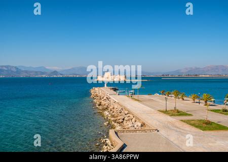 Leuchtturm von Nafplion und Burtzi Castle Island, Nafplion, Peloponnes, Griechenland Stockfoto