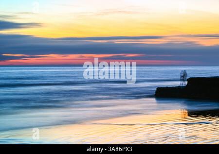 Farbenfroher Sonnenuntergang über dem Ärmelkanal, von Brighton Beach aus gesehen, City of Brighton and Hove, East Sussex, England, Großbritannien Stockfoto