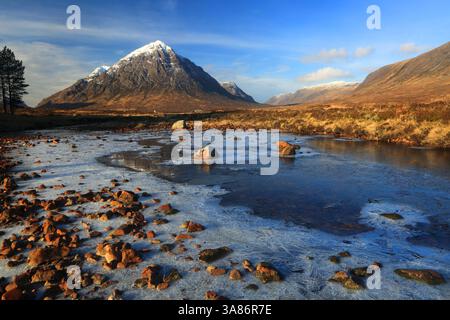 Buachaille Etive Mor und River Etive, Rannoch Moor, Highland, Schottland, Vereinigtes Königreich Stockfoto