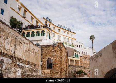 Fassaden historischer Mauern und Hotel Continental, Tanger, Marokko Stockfoto