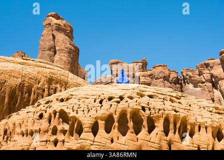 Elyseria von der Künstlerin Lita Albuquerque auf bemerkenswertem Sandsteinfelsen, Ausstellung Desert X Alula 2020, Ashar Valley, Provinz Medina, Saudi-Arabien Stockfoto