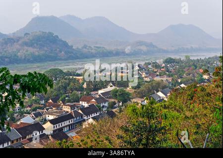 Überblick über Luang Prabang vom Phu Si Hügel mit dem Mekong Fluss im Hintergrund, Nord-Laos Stockfoto