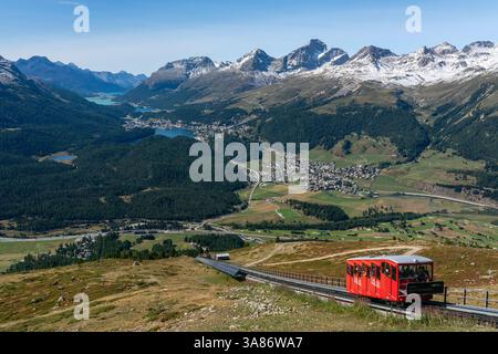 Blick auf St. Moritz, Celerina und die Engadiner Seen vom Gipfel des Muottas Muragl, Kanton Graubünden, Schweiz Stockfoto