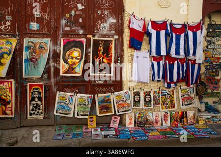Souvenirs zum Verkauf auf der Straße, Havanna Old Town, Havanna, Kuba Stockfoto