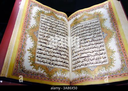 Islamisches Kunstmuseum, Königlicher Koran auf Arabisch, 1871 von der Malaiischen Halbinsel Kuala Lumpur, Malaysia Stockfoto