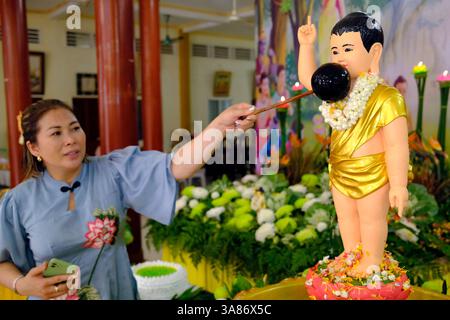Thien Quang buddhistische Pagode, Vesak-Feier, Geburtstag des Shakyamuni Buddha, badender Säugling Buddha, um das Herz zu reinigen, Tan Chau, Vietnam Stockfoto