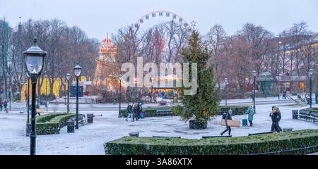 Blick auf den Weihnachtsmarkt und das Riesenrad im Winter in der Abenddämmerung, Stortingsparken, Oslo, Norwegen, Skandinavien Stockfoto
