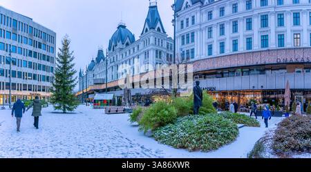 Blick auf Cafés und Restaurants auf der Victoria Terrasse im Winter, Oslo, Norwegen, Skandinavien Stockfoto