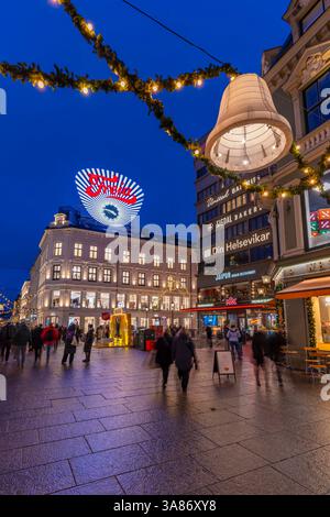 Blick auf die Weihnachtsdekoration am Karl Johans Tor in der Abenddämmerung, Oslo, Norwegen, Skandinavien Stockfoto
