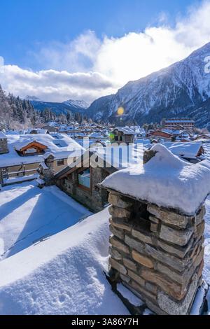 Blick auf schneebedeckte Berge und Dächer in Courmayeur im Winter, Courmayeur, Aostatal, italienische Alpen, Italien Stockfoto