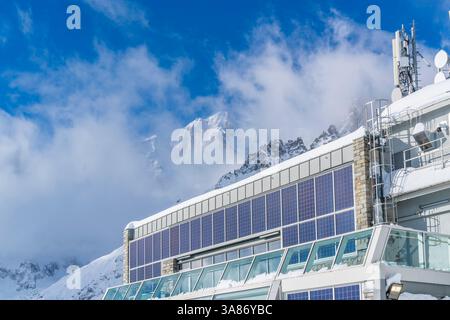 Blick auf schneebedeckte Berggipfel und Skyway Monte Bianco Seilbahnstation im Winter, Courmayeur, Aostatal, italienische Alpen, Italien Stockfoto