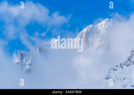 Blick auf schneebedeckte schroffe Gipfel im Aostatal vom Pavillon du Mont Frety im Winter, Courmayeur, Aostatal, italienische Alpen, Italien Stockfoto