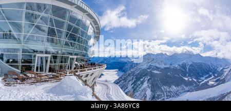 Blick auf die Seilbahnstation Skyway Monte Bianco am Pavillon du Mont Frety und das Aostatal im Winter, Courmayeur, Aostatal, italienische Alpen, Italien Stockfoto