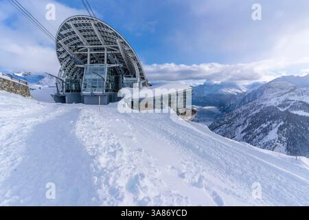 Blick auf das schneebedeckte Aostatal, die Berge und die Seilbahnstation Skyway Monte Bianco im Winter, Courmayeur, das Aostatal, die italienischen Alpen, Italien Stockfoto