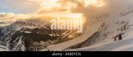 Blick auf das schneebedeckte Aostatal und die Berge vom Pavillon du Mont Frety im Winter, Courmayeur, Aostatal, italienische Alpen, Italien Stockfoto