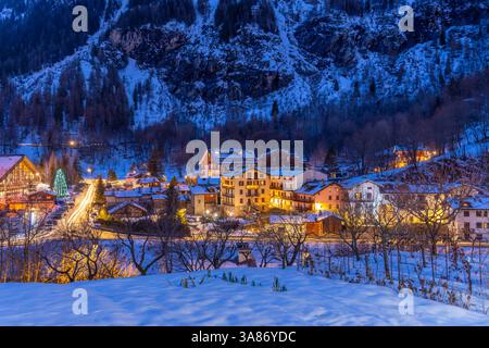 Blick auf Dolonne in der Abenddämmerung im Winter, Courmayeur, Aostatal, italienische Alpen, Italien Stockfoto