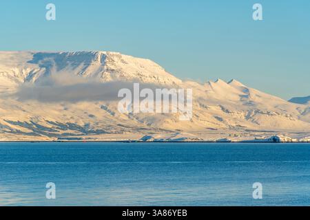 Blick auf die bergige Küste nördlich der Stadt von Reykjavik im Winter, Reykjavik, Island Stockfoto