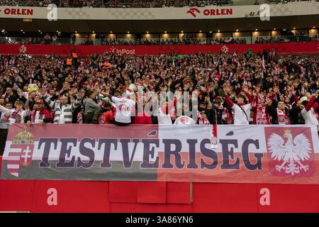 Die Anhänger Polens sind während der Europameisterschaft für das Spiel der FIFA-Weltmeisterschaft 2026 zwischen Polen und Malta im PGE Narodowy-Stadion zu sehen. Stockfoto