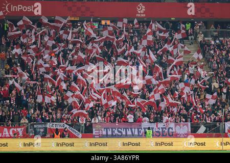Die Anhänger Polens sind während der Europameisterschaft für das Spiel der FIFA-Weltmeisterschaft 2026 zwischen Polen und Malta im PGE Narodowy-Stadion zu sehen. Stockfoto