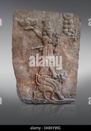 Antike neo-assyrische Gipsreliefplatte, die den assyrischen Gott Ashur darstellt. Ashur, 7. Jh. v. Chr. Pergamonmuseum Berlin. Der kleine Putz ist sicher Stockfoto