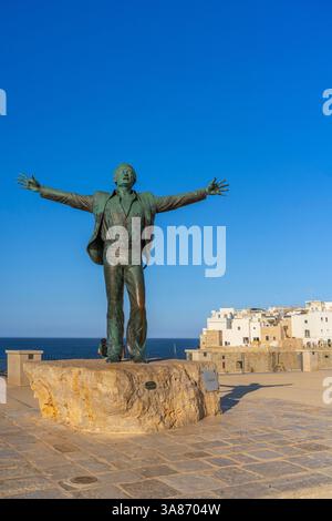 Die Statue von Domenico Modugno, Polignano a Mare, Bari, Apulien, Italien Stockfoto
