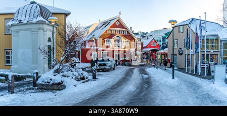 Blick auf farbenfrohe Gebäude im Stadtzentrum an einem sonnigen Wintertag, Reykjavik, Island Stockfoto