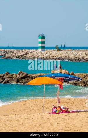 Sonnenschirme auf Praia da Gaivota, Quarteira, Faro District, Portugal Stockfoto