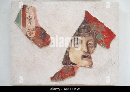 Fragmente der Wandmalerei mit Girlande, gesticktem Muster und theatralischer Maske, Archäologisches Gebiet von Solunto, Sizilien, Italien, Mittelmeer, Europa Stockfoto